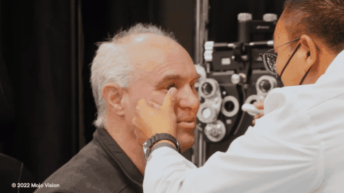 AR隐形眼镜Mojo Lens CEO亲自开始入眼测试