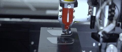 精密点胶工艺在AR/VR智能眼镜制造中的关键作用