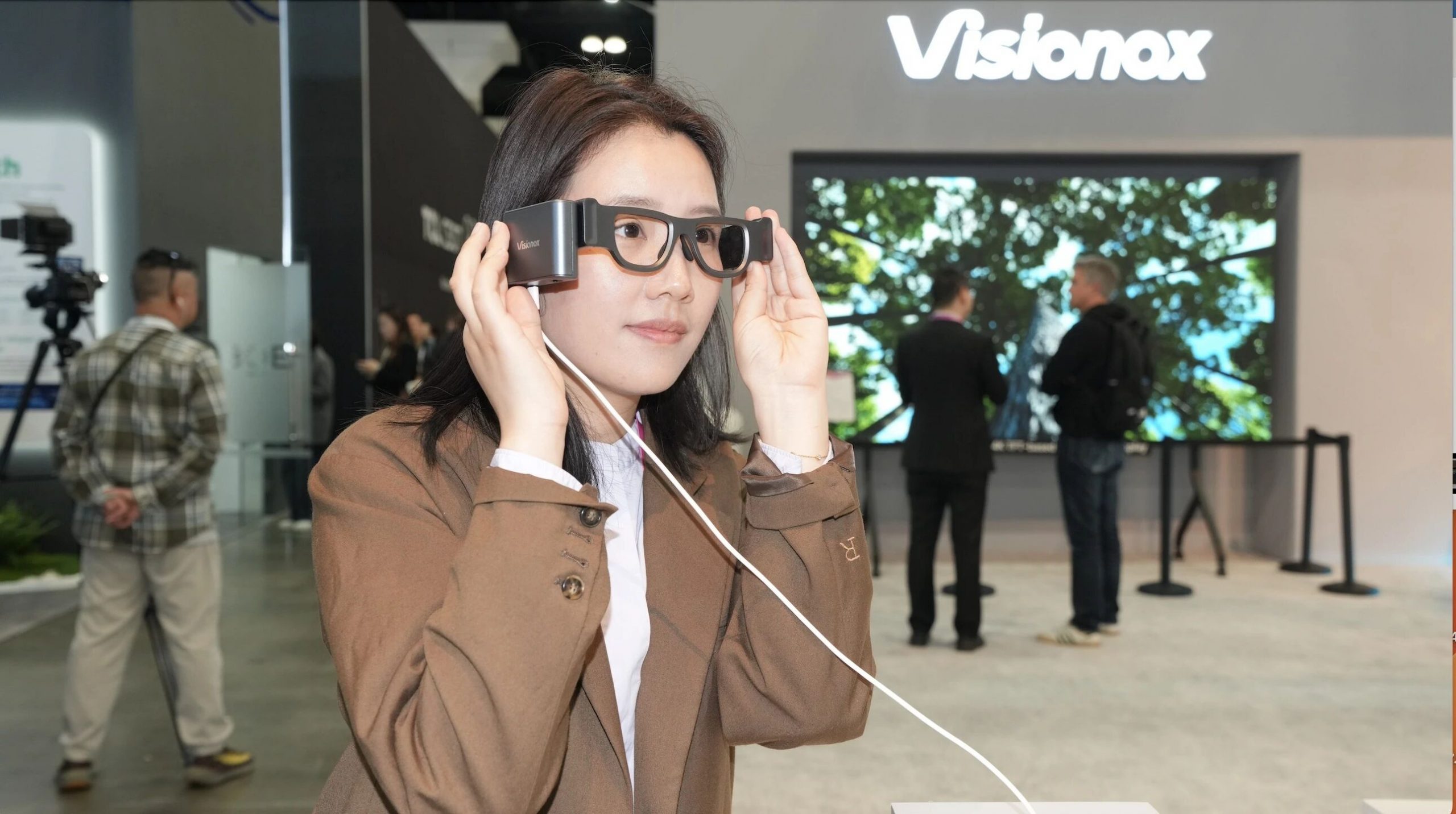 维信诺 AR 专用 3000PPI 玻璃基单色 OLED 屏亮相