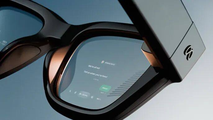 Meta Ray-Ban Display 眼镜的镜片内显示器特写。
