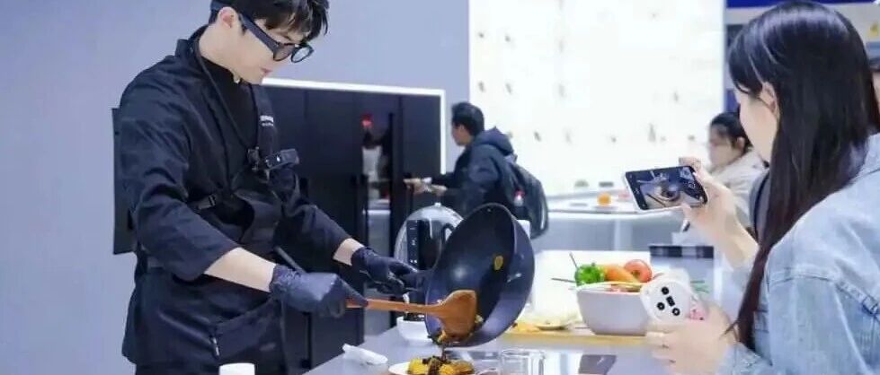 戴副眼镜就能下厨？老板电器二代AI烹饪眼镜或明年3月发布