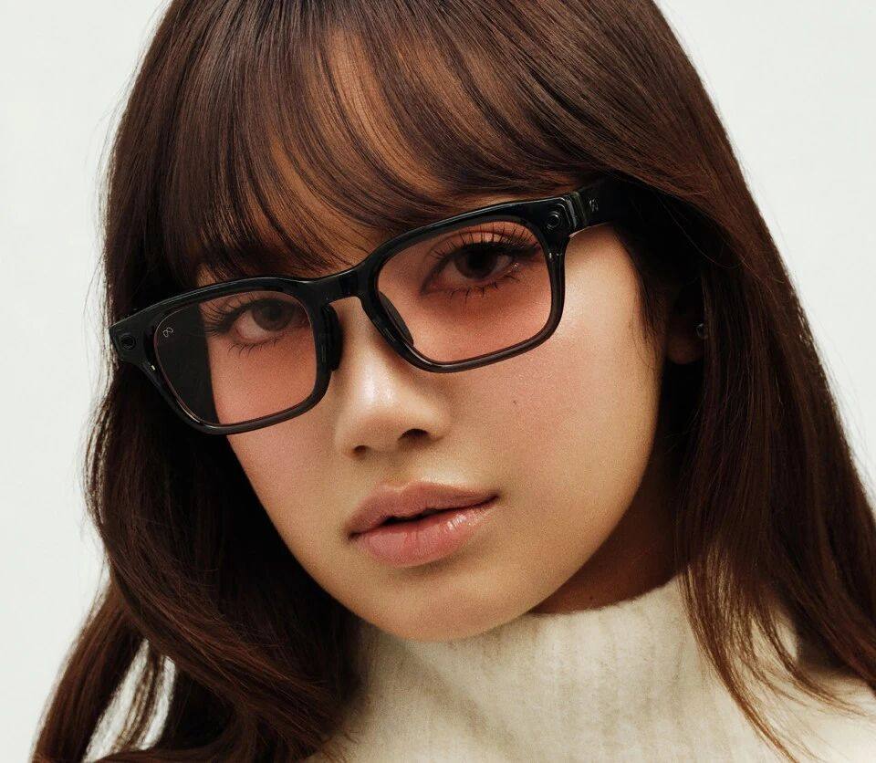 LISA戴着Meta眼镜