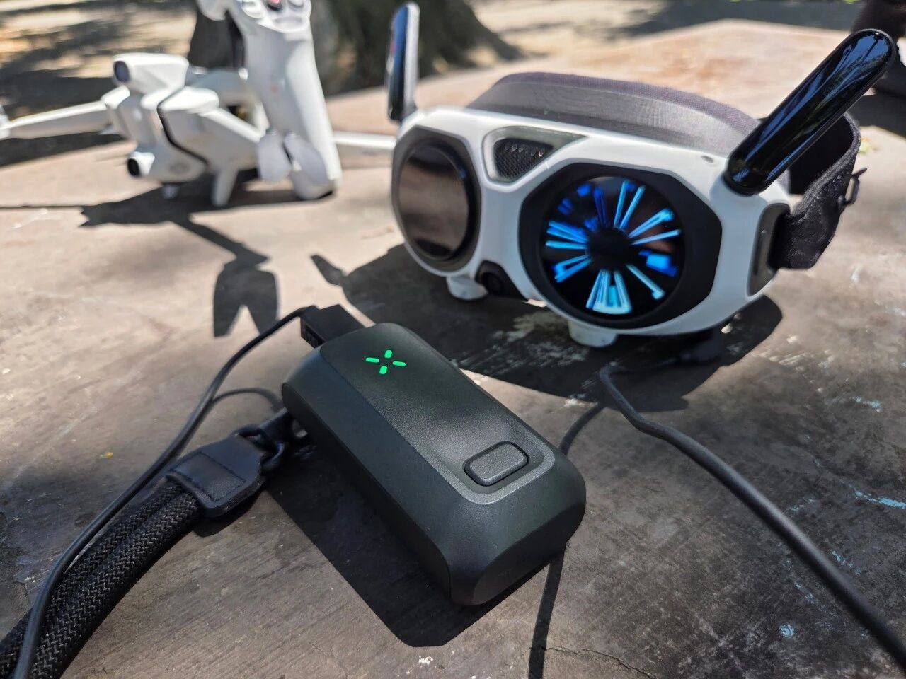 Insta360 实际上已经有了头戴式设备——它是 Antigravity A1 无人机的标配。