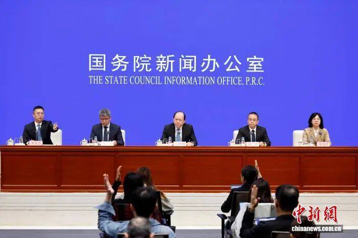 10月19日，中国国务院新闻办公室在北京举行新闻发布会，商务部部长助理袁晓明、工业和信息化部科技司司长魏巍、商务部市场体系建设司司长孟岳、文化和旅游部产业发展司负责人周汉萍介绍加快推进科技兴商有关情况，并答记者问。<a target='_blank' href='/'>中新社</a>记者 韩海丹 摄